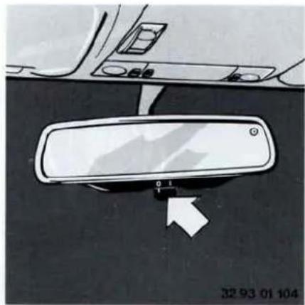 Vue intérieure d'un tableau de bord de voiture avec un rétroviseur et une flèche directionnelle (aucun texte ou symbole)