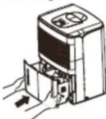 Illustration de mains insérant un appareil dans un four à micro-ondes (aucun texte ou symbole visible).