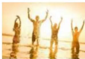 Quatre personnes debout dans l'eau, bras levés, tons brun doré (aucun texte ni symbole visible)