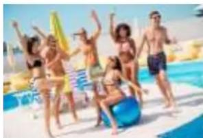 Groupe de personnes profitant d'une activité de plage avec des parasols bleus et jaunes au bord d'une piscine (aucun texte ni symbole visible)