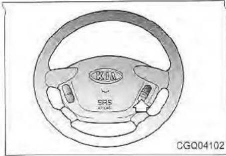 Top-down sketch of a car steering wheel with brand logo and SRS branding (no text or symbols on the diagram itself)