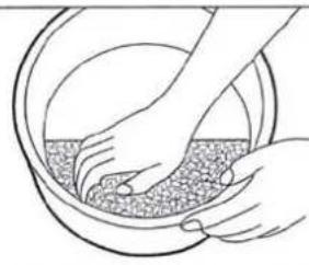 Illustration de mains lavant un bol avec une matière granuleuse (sans texte ni symboles)