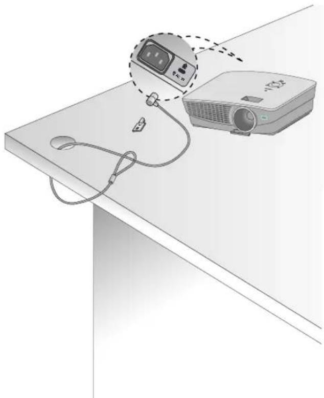 Illustration d'un projecteur connecté à un câble et à une oreillette sur un bureau (sans texte ni symboles).