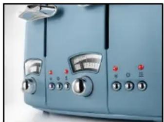 Gros plan sur un four grille-pain bleu clair avec boutons et molettes de commande (aucun texte ou symbole visible)