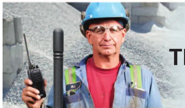 Portrait d'un ouvrier du bâtiment portant un casque de sécurité et tenant un talkie-walkie (aucun texte ou symbole visible)