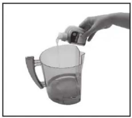 Main versant un liquide dans un pichet en verre transparent (aucun texte ou symbole visible).