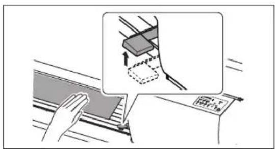ROLAND Texart XT-640 - Pass the leading edge of the media between the grit rollers and the pinch rollers. Pass the media over the top of the feed adjuster bar. - 3