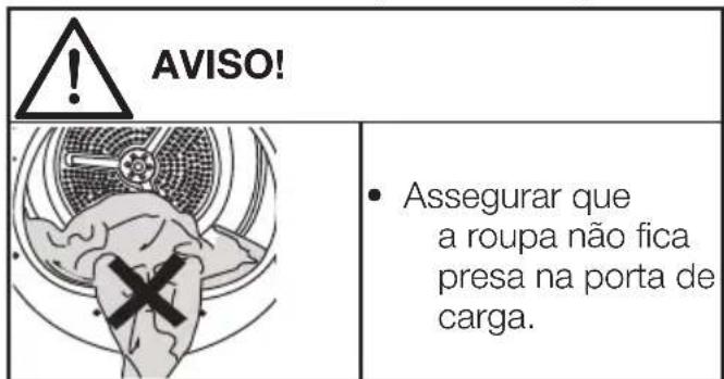 AVISO! Assegurar que a roupa não fica presa na porta de carga.