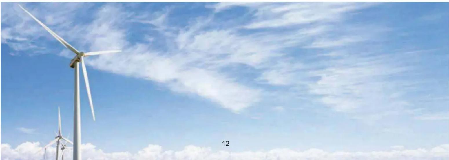 Éoliennes sous un ciel bleu avec des nuages épars, aucun texte ou symbole visible