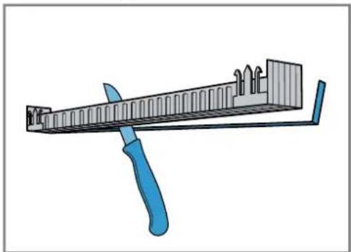 Illustration of a saw blade with blue handle and metal frame (no text or symbols)