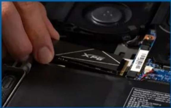 ADATA LEGEND 900 - 2.确认M.2固态硬盘的插槽位置以及螺丝 - 1