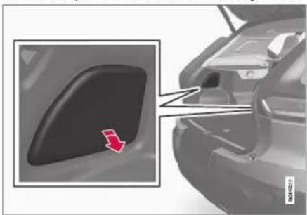 VOLVO XC40 Twin Engine (2020) - Replacing the rear direction indicator bulb - 1