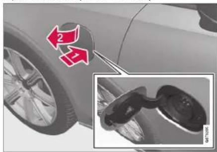VOLVO XC40 Twin Engine (2020) - Opening and closing the hatch for the charging input socket - 1