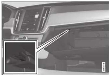 VOLVO XC40 Twin Engine (2020) - Locking and unlocking the glovebox\* - 1