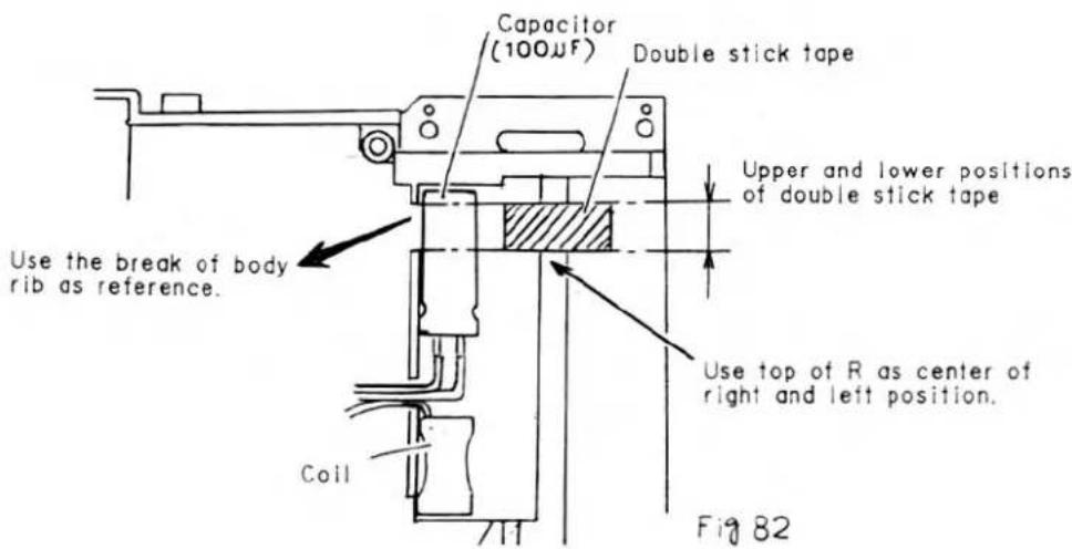 Condensateur (100 μF) ; Ruban adhésif double face ; Positions supérieure et inférieure du ruban adhésif double face ; Utiliser la cassure du corps de la nervure comme référence. ; Bobine ; 7/11 ; Utiliser le haut de R comme centre des positions droite et gauche. ; Figure 82