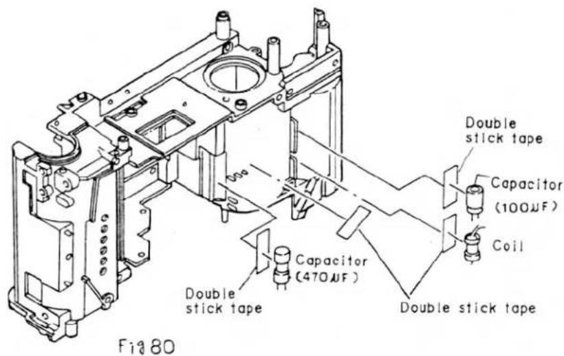 Ruban adhésif double face ; Condensateur (100 μF) ; Bobine ; Condensateur (470 μF) ; Ruban adhésif double face ; Figure 80