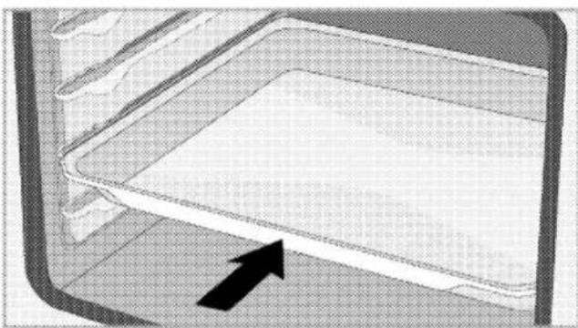 Schéma d'un appareil de cuisine montrant un plateau avec une flèche pointant vers lui (sans texte ni symboles)