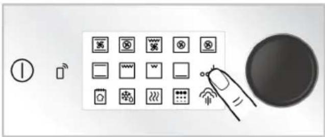 Diagram showing a control panel with icons for battery, switch, and function buttons, alongside a hand pointing to a circular button.