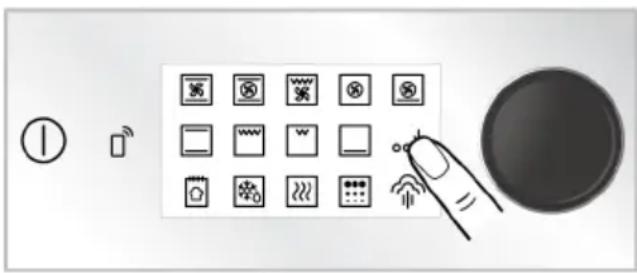 Diagram showing a control panel with icons for battery, switch, and function buttons, alongside a hand pointing to a circular button.