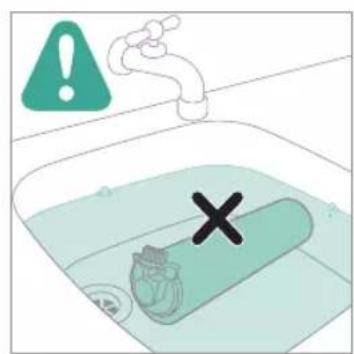 Safety warning symbol showing a water tank with a valve and a cross mark, accompanied by an exclamation icon.