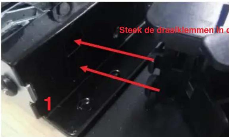 Steek de draaklemmen in c 1