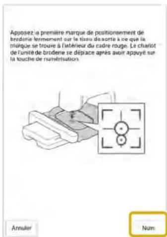 Apposez la première marque de positionnement de broderie fermement sur le tissu de sorte à ce que la marque se trouve à l'atérieur du cadre rouge. Le chariot de l'unité de broderie se dépace après avoir appuyé sur la touche de numérisation. Annuler Num