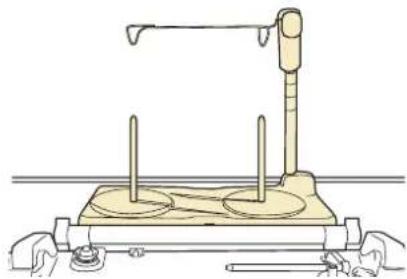 BABY LOCK Radiance - Fixez le support pour porte-bobines sur la machine - 1