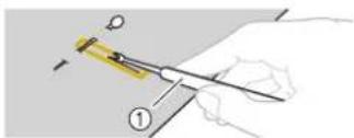 BABY LOCK Radiance - Insérez une épingle à l'intérieur d'un des points d'arrêt. Insérez ensuite le découseur au centre de la boutonnière et coupez le tissu en direction de l'épingle. - 1