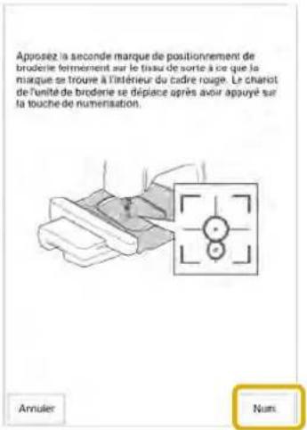 Apposez la seconde marque de positionnement de broderie fortement sur le tissau de sorte à ce que la marque se trouve à l'intérieur du cadre rouge. Le chariot de l'unité de broderie se déplace après avoir appuyé sur la touche de numensation. Annuler Nurs.