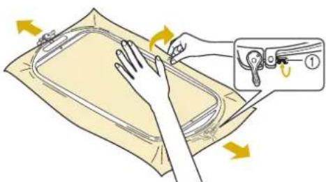 BABY LOCK Radiance - Lissez délicatement le tissu. Avec le levier en bas desserré, serrez légèrement la vis de réglage du cadre, puis tirez les bords du tissu pour le retendre. - 1