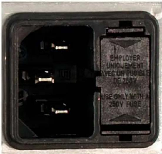 EMPLOYER UNIQUIEMENT AVEC OR FUSIBLE DE 250V FUSE ONLY WITH A 250V FUSE