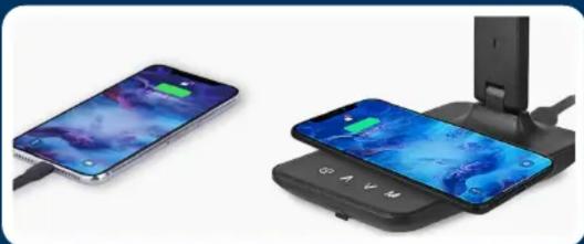 Deux smartphones avec des charges et un dispositif de charge, sans texte ni symboles visibles.