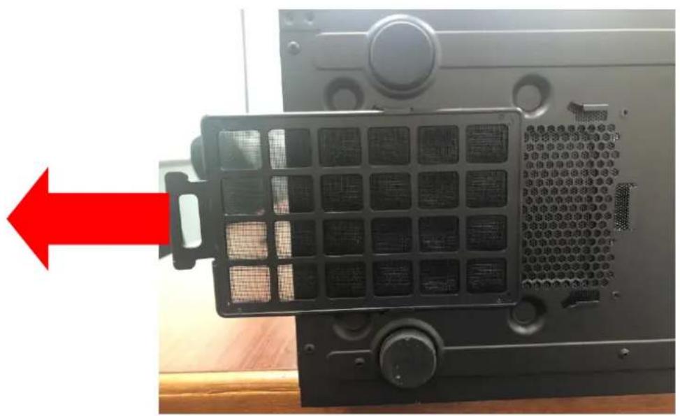 Close-up of a black plastic filter device with grid pattern and red arrow pointing to its side panel, showing Chinese text labels.