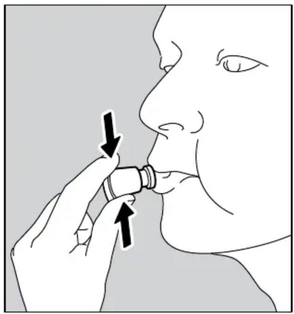 Illustration d'une personne appliquant une pression nasale sur sa bouche, montrant une bouteille insérée (aucun texte ni symbole présent)