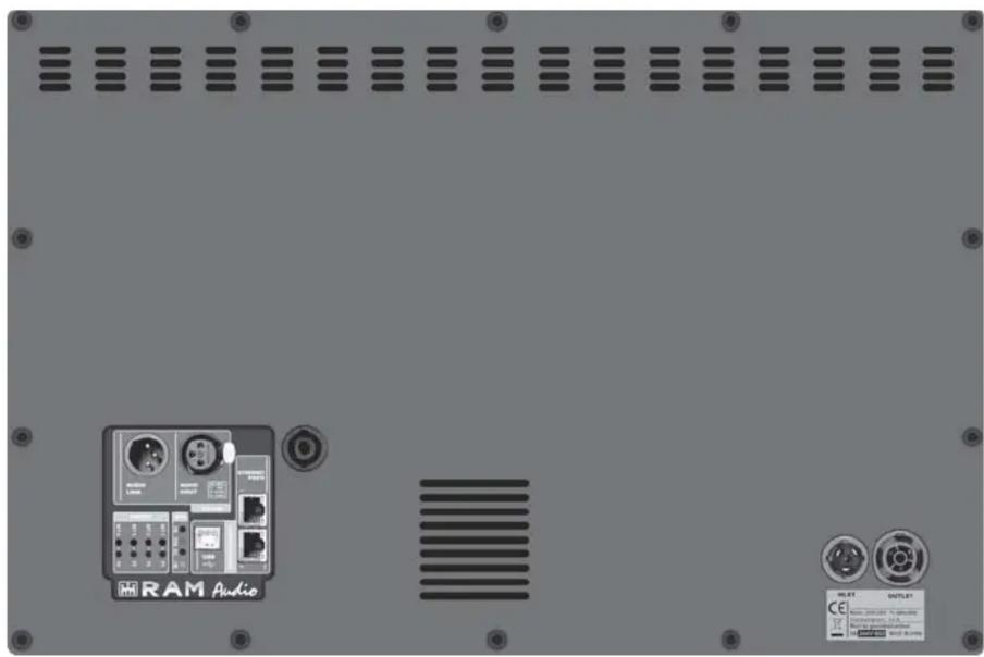 Vue de face d'un rack informatique gris avec des grilles de ventilation et deux appareils électroniques étiquetés (RAM Audio et OUTLPT) sur le côté, aucun texte ou symbole lisible au-delà des étiquettes.