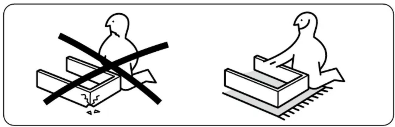 Deux illustrations d'oiseaux sur des plateformes différentes : l'une avec un symbole de croix barrant une boîte, l'autre avec un oiseau sur une grille (sans texte ni symboles)