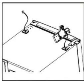 Dessin au trait d'un montage mécanique avec un support incurvé et une plaque de base (sans texte ni symboles)