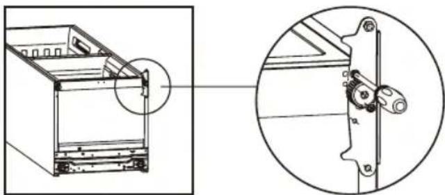 Dessin technique d'un assemblage mécanique avec un agrandissement encadré montrant un mécanisme à engrenages (sans texte ni symboles)
