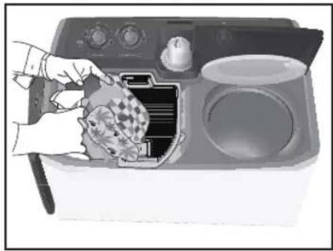 Illustration d'une main plaçant des aliments dans un four à micro-ondes avec un appareil de cuisine (aucun texte ni symbole visible).