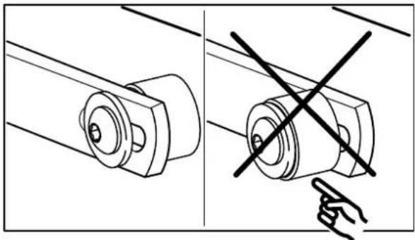 Illustration technique montrant deux étapes d'assemblage mécanique : l'une avec un joint boulonné et l'autre avec une goupille insérée (aucun texte ou symbole présent)