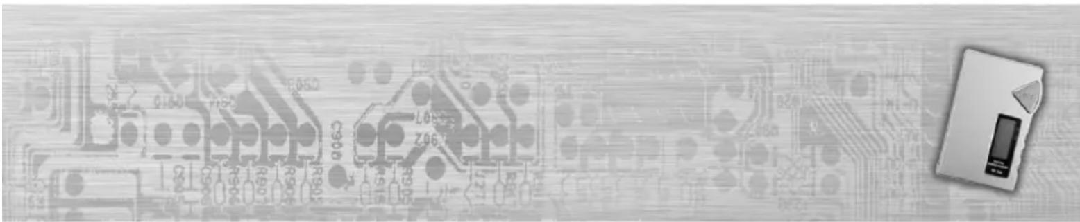 Gros plan d'une carte de circuit imprimé avec des pistes et des pastilles, ainsi qu'un gros plan d'un dispositif électronique physique (aucun texte ou symbole lisible)