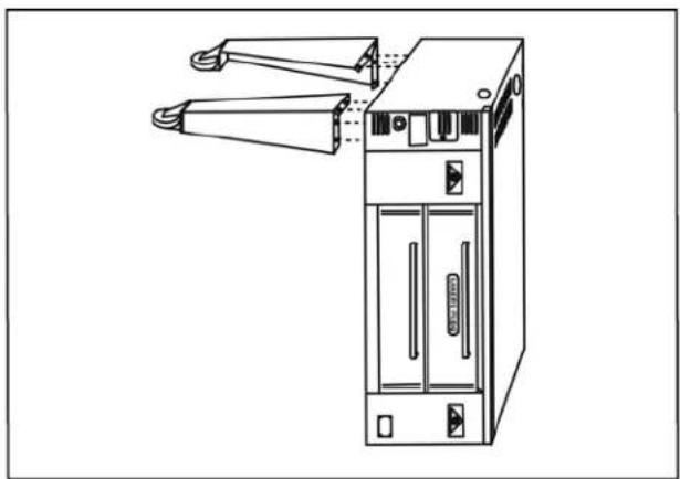 Line drawing of a server rack unit with handle and ventilation slots (no text or symbols)