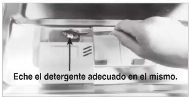 Eche el detergente adecuado en el mismo.