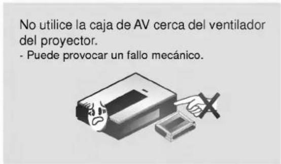 No utilice la caja de AV cerca del ventilador del proyector. - Puede provocar un fallo mecánico.