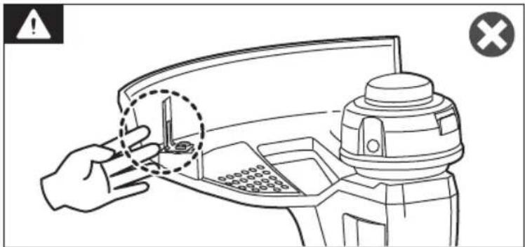 Diagram showing a hand holding a device with a warning symbol and a cross mark, indicating absence of warning or error.