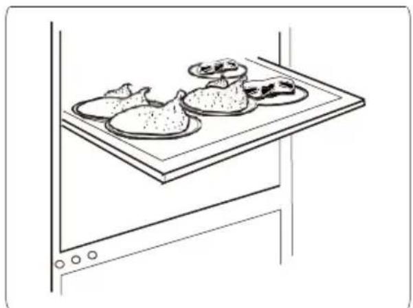 Dessin au trait d'un appareil de cuisine avec trois aliments sur un plateau (sans texte ni symboles)