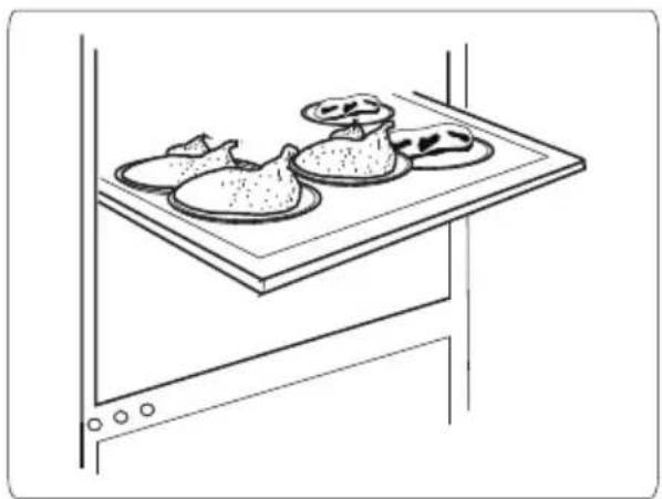 Dessin au trait d'un appareil de cuisine avec trois assiettes et des aliments sur un plateau (sans texte ni symboles)